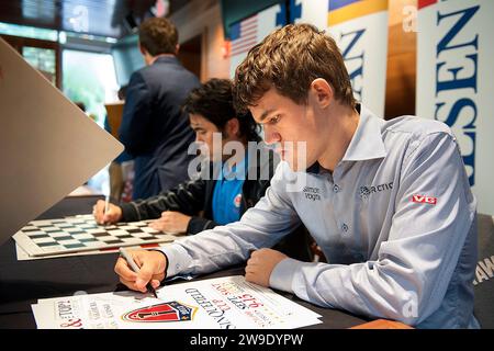 8 SEPT. 2013 - ST. LOUIS -- le grand maître des échecs norvégien Magnus Carlsen (à droite) et le grand maître des échecs américain Hikaru Nakamura signent des planches à jouer et Banque D'Images