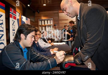 8 SEPT. 2013 - ST. LOUIS -- le grand maître d'échecs américain Hikaru Nakamura (à gauche) signe des gants de boxe Brough par un membre de l'équipe d'échecs de l'Université Lindenwood G. Banque D'Images