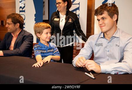 8 SEPT. 2013 - ST. LOUIS -- le jeune fan d'échecs Liam Goddard (au centre) rejoint le grand maître norvégien Magnus Carlsen (à droite) et le grand maître arménien Banque D'Images