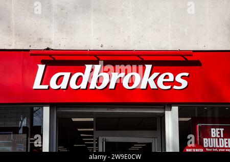 Signez au-dessus d'un magasin de Paris Ladbrokes à Stratford, Londres, Royaume-Uni Banque D'Images