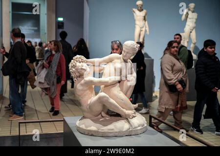 Les gens regardant la statue de marbre romaine antique d'une nymphe et satyre, British Museum, Londres, Angleterre, Royaume-Uni Banque D'Images