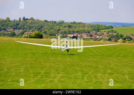 Planeur automoteur à lancement automatique, ASH26E, G-CCLR, décollant du London Gliding Club, Dunstable, Bedfordshire, Angleterre. Banque D'Images