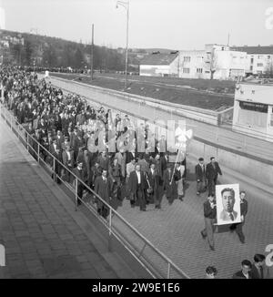 ***19 AVRIL 1951,PHOTO DE FICHIER*** plus de 30 000 citoyens de Gottwaldov ont participé à la Marche de la paix pour manifester pour la préservation du monde peac Banque D'Images