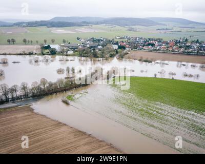 27 décembre 2023, Basse-Saxe, Tündern : les prairies et les champs sont inondés par les hautes eaux de la Weser. Les inondations continuent de maintenir la Basse-Saxe sur les tenterhooks. Alors que les niveaux d'eau chutent à nouveau à certains endroits, ils continuent d'augmenter ailleurs. Photo : Ole Spata/dpa Banque D'Images