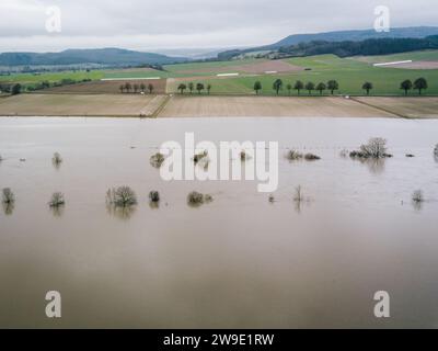 27 décembre 2023, Basse-Saxe, Tündern : les prairies et les champs sont inondés par les hautes eaux de la Weser. Les inondations continuent de maintenir la Basse-Saxe sur les tenterhooks. Alors que les niveaux d'eau chutent à nouveau à certains endroits, ils continuent d'augmenter ailleurs. Photo : Ole Spata/dpa Banque D'Images