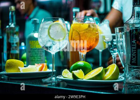 Cocktails sur le comptoir du bar dans un restaurant, Banque D'Images