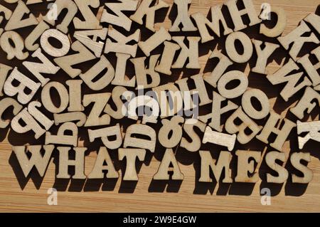 Quel gâchis, des mots en lettres de l'alphabet en bois entourés de lettres aléatoires Banque D'Images