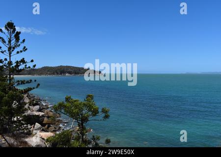 Vue sur Geoffrey Bay avec des rochers de granit et des pins à cerceau sur la passerelle côtière Gabul Way depuis Nelly Bay, Magnetic Island, Queensland, Australie Banque D'Images