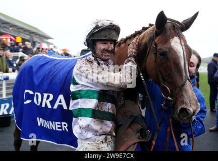 Caoilin Quinn célèbre sa victoire au Coral Welsh Grand National handicap Chase sur Nassalam à l'hippodrome de Chepstow, dans le Monmouthshire. Date de la photo : mercredi 27 décembre 2023. Banque D'Images