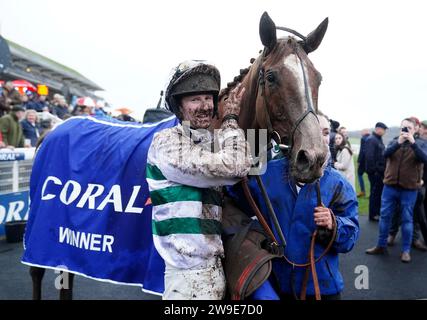 Caoilin Quinn célèbre sa victoire au Coral Welsh Grand National handicap Chase sur Nassalam à l'hippodrome de Chepstow, dans le Monmouthshire. Date de la photo : mercredi 27 décembre 2023. Banque D'Images