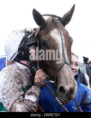 Caoilin Quinn célèbre sa victoire au Coral Welsh Grand National handicap Chase sur Nassalam à l'hippodrome de Chepstow, dans le Monmouthshire. Date de la photo : mercredi 27 décembre 2023. Banque D'Images