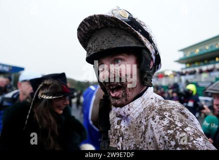 Caoilin Quinn célèbre sa victoire au Coral Welsh Grand National handicap Chase sur Nassalam à l'hippodrome de Chepstow, dans le Monmouthshire. Date de la photo : mercredi 27 décembre 2023. Banque D'Images