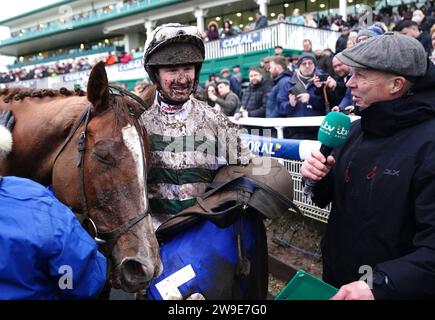 Caoilin Quinn célèbre sa victoire au Coral Welsh Grand National handicap Chase sur Nassalam à l'hippodrome de Chepstow, dans le Monmouthshire. Date de la photo : mercredi 27 décembre 2023. Banque D'Images