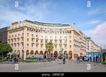 Place Aristotelous (sur l'avenue Nikis, sur le front de mer) avec l'emblématique Electra Palace Hotel. Thessalonique, Grèce. Banque D'Images