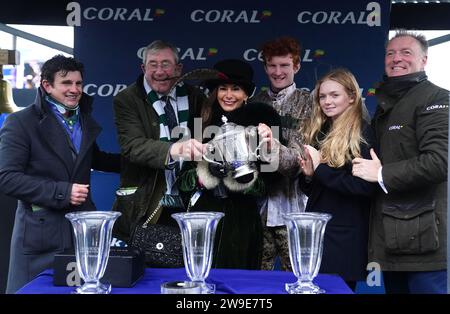 Caoilin Quinn and Connections célèbre sa victoire au Coral Welsh Grand National handicap Chase sur Nassalam à l'hippodrome de Chepstow, dans le Monmouthshire. Date de la photo : mercredi 27 décembre 2023. Banque D'Images