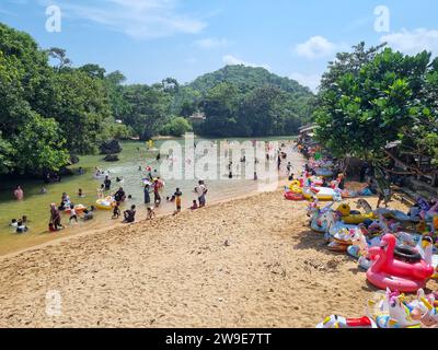 Les touristes aiment jouer sur la plage. Vue paysage de Balekambang Beach, Malang Regency, East Java, Indonésie Banque D'Images