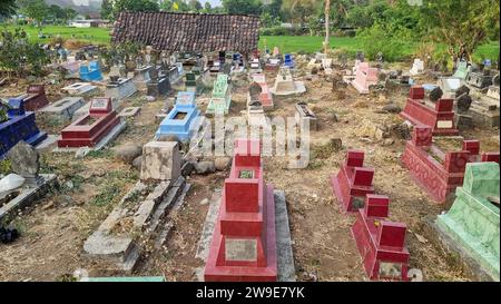 Parc de cimetière public ou cimetière en Indonésie Banque D'Images