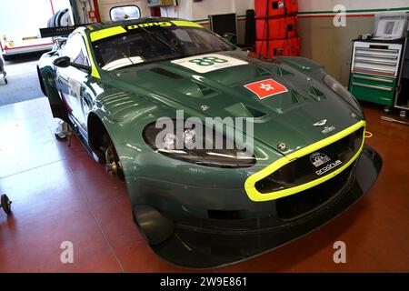 Scarperia, 2 avril 2023 : Aston Martin DBR9 année 2006 dans le garage lors du Mugello Classic 2023 au Mugello circuit en Italie. Banque D'Images