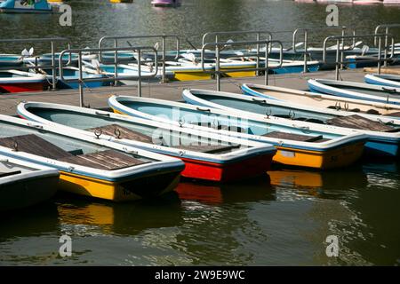 Tokyo, Japon ; 1 octobre 2023 : lac artificiel avec bateaux et bâtiments en arrière-plan dans le parc Ueno à Tokyo, Japon. Banque D'Images