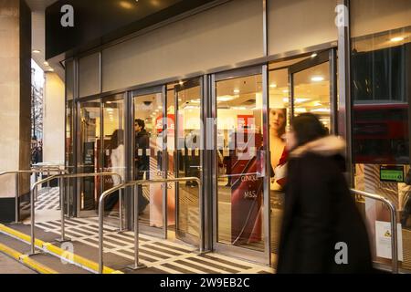 Oxford Street, Londres Royaume-Uni. 27 décembre 2023. La rue commerçante la plus achalandée d'Europe prend peu à peu vie avec les acheteurs qui cherchent des bonnes affaires dans les ventes saisonnières. Quelques grands magasins de détail sont restés fermés le lendemain de Noël, mais maintenant les détaillants espèrent une augmentation des ventes suite aux faibles chiffres de vente de Noël dans les magasins de grande rue. Banque D'Images