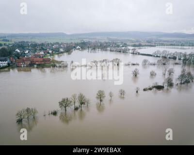 Fuhlen, Allemagne. 27 décembre 2023. Les prairies et les champs sont inondés par les hautes eaux de la Weser. La Weser a atteint un niveau de 6,60 mètres ces derniers jours. Crédit : Ole Spata/dpa/Alamy Live News Banque D'Images