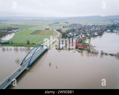 Fuhlen, Allemagne. 27 décembre 2023. Les prairies et les champs sont inondés par les hautes eaux de la Weser. La Weser a atteint un niveau de 6,60 mètres ces derniers jours. Crédit : Ole Spata/dpa/Alamy Live News Banque D'Images