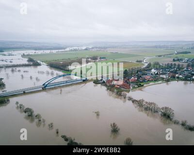 Fuhlen, Allemagne. 27 décembre 2023. Les prairies et les champs sont inondés par les hautes eaux de la Weser. La Weser a atteint un niveau de 6,60 mètres ces derniers jours. Crédit : Ole Spata/dpa/Alamy Live News Banque D'Images