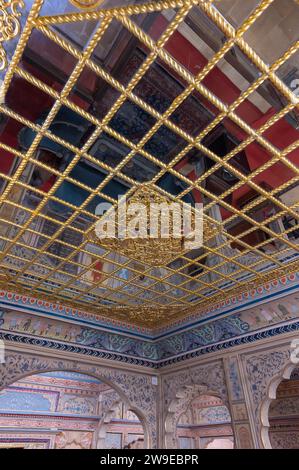 Jaisalmer, Rajasthan, Inde-16 octobre 2019 : décoration d'intérieur de faux plafond sur l'ancienne chambre du Rajasthan, maison musée de Patwon ki ha Banque D'Images