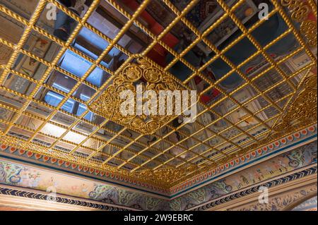 Jaisalmer, Rajasthan, Inde-16 octobre 2019 : décoration d'intérieur de faux plafond sur l'ancienne chambre du Rajasthan, maison musée de Patwon ki ha Banque D'Images