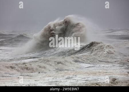 Énormes vagues pendant une tempête de poule à Hartlepool, comté de Durham. Angleterre, Royaume-Uni. Banque D'Images