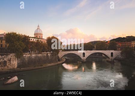 Vue panoramique sur le coucher du soleil ou le lever du soleil le long du Tibre lors d'une soirée d'automne à Rome, Italie. Banque D'Images