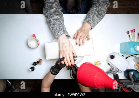Procédé de manucure dans un salon de beauté. Vue d'en haut. Banque D'Images