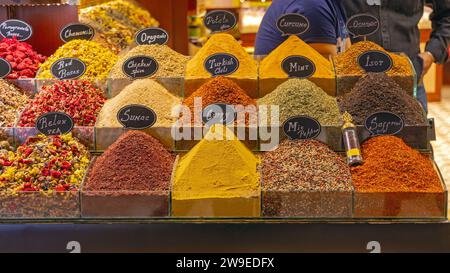 Herbes séchées épices et thé au marché égyptien à Istanbul Banque D'Images