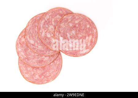 tranches de jambon isolées sur fond blanc, cinq morceaux de saucisse tranchée disposés pour créer la disposition Banque D'Images