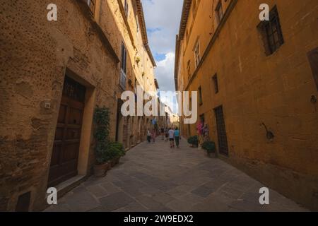 Pienza, Italie - 31 août 2023 : charmante et pittoresque rue étroite dans le village toscan historique de Pienza, Toscane. Banque D'Images