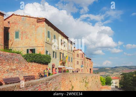 Pienza, Italie - 31 août 2023 : charmant, coloré, village toscan perché sur une colline, Pienza par une journée d'été ensoleillée dans le pittoresque Val d'Orcia en Toscane. Banque D'Images