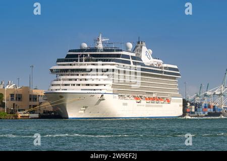 Miami, Floride, États-Unis - 3 décembre 2023 : bateau de croisière Marina amarré dans le port de Miami. Le navire, est exploité par Oceania Cruises. Banque D'Images