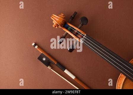 Détail de la boîte à broches et touche de violon à cordes traditionnel et arc sur fond brun dégradé isolé.. Vue de dessus. Banque D'Images