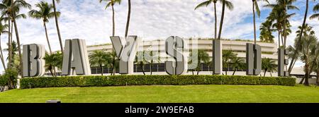 Miami, Floride, États-Unis - 4 décembre 2023 : vue panoramique grand angle du grand panneau à l'extérieur du complexe Bayside Waterfront au centre-ville de Miami Banque D'Images