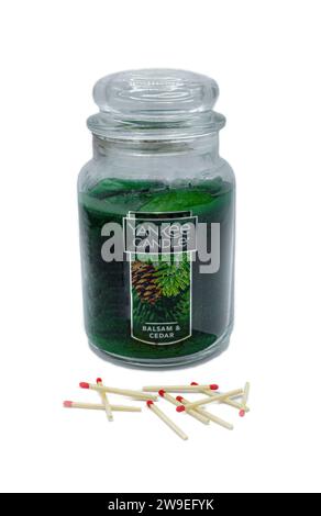 Ocala, FL 11-22-23 yankee bougie baume et cèdre parfumé avec allumettes à pointe rouge isolé sur fond blanc. Baume, bois de cèdre aromatique et genévrier Banque D'Images