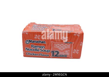 Ocala, Floride États-Unis 7 décembre 2023 un paquet de 12 paquets de Maruchan Ramen Noodle soupe saveur de poulet dans l'affichage carré de couleur orange avec plastique Banque D'Images