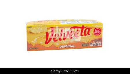 Ocala, FL États-Unis - novembre 2023 magasin de détail acheté original Velveeta fromage rectangle forme jaune et paquet de boîte rouge fondée en 1918 et est détenue par Banque D'Images