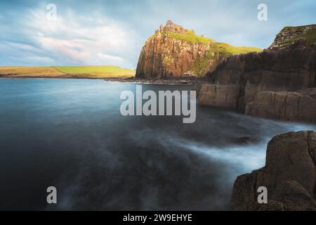 Paysage marin et paysage spectaculaires au coucher ou au lever du soleil Ruines historiques du château de Duntulm sur l'île de La côte de Skye dans les Highlands écossais Banque D'Images