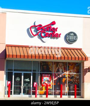 Ocala, Floride États-Unis - novembre 2023 Guitar Center est une chaîne de magasins de vente au détail de musique américaine spécialisée dans toutes les formes de musique. Façade de signe rouge vif Banque D'Images