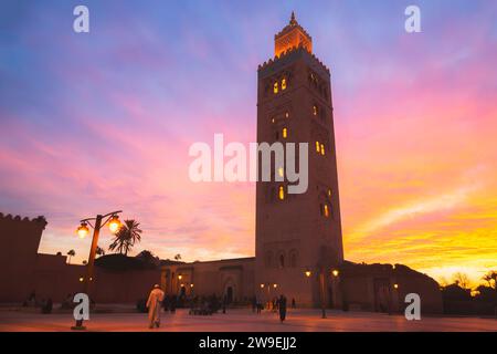 Marrakech, Maroc - 10 décembre 2022 : coucher de soleil ou lever de soleil lumineux et coloré sur la mosquée Koutoubia (Kutubiyya), dans le quartier médina de Marrakech, Mo Banque D'Images