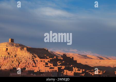 Moody, lumière dramatique sur ait Benhaddou, un village fortifié historique, connu pour son architecture ancienne en terre d'argile. Banque D'Images