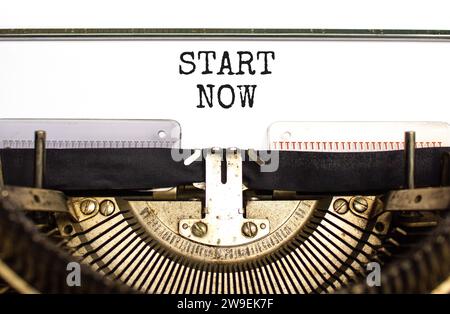 Symbole Démarrer maintenant. Mots concept commencez maintenant tapés sur la belle vieille machine à écrire rétro. Beau fond de papier blanc. Marketing d'entreprise, motivation Banque D'Images