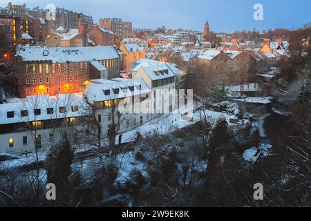 Pittoresque et historique Dean Village couvert de neige le long de l'eau de Leith pendant un crépuscule d'hiver à Édimbourg, Écosse, Royaume-Uni. Banque D'Images