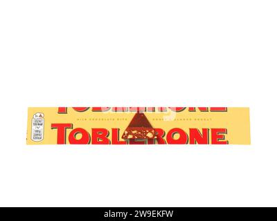 ROME, ITALIE - 3 JANVIER 2024. Chocolat Toblerone isolé sur fond blanc. Banque D'Images