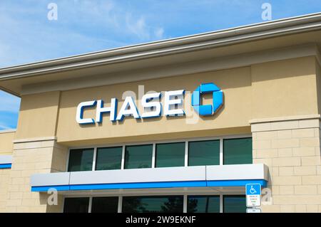 14 octobre 2023 Ocala, Floride succursale locale de la banque Chase Manhattan signe avant du magasin en bleu et blanc avec fond bleu ciel. quatre parties o Banque D'Images